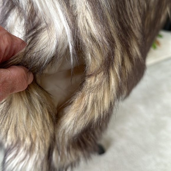 Charlotte Russe Faux Fur Vest - Picture 3 of 14